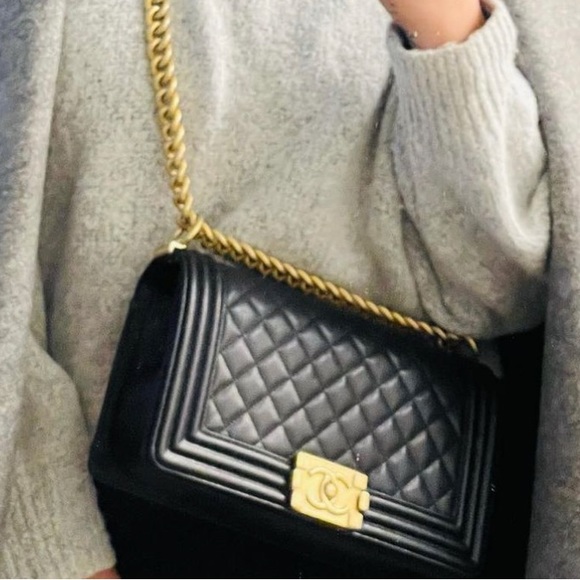 Chanel bag medium caviar comes with the bag and the flower shown in the picture - Picture 2 of 2